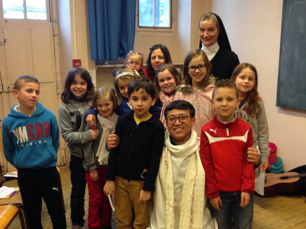 Témoignage d'un religieux coréen en mission en France - Le père jean-Bosco entouré d'enfants