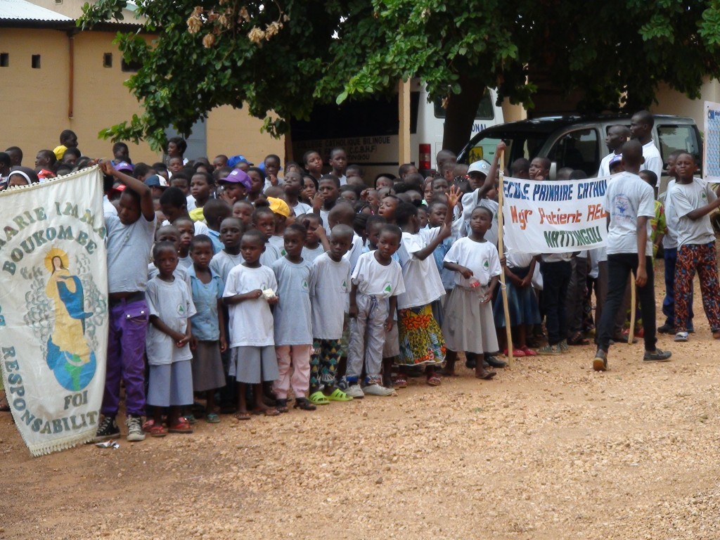Le jumelage Aix-Natitingou pour une fête des écoles au Bénin - Les enfants patientent... 