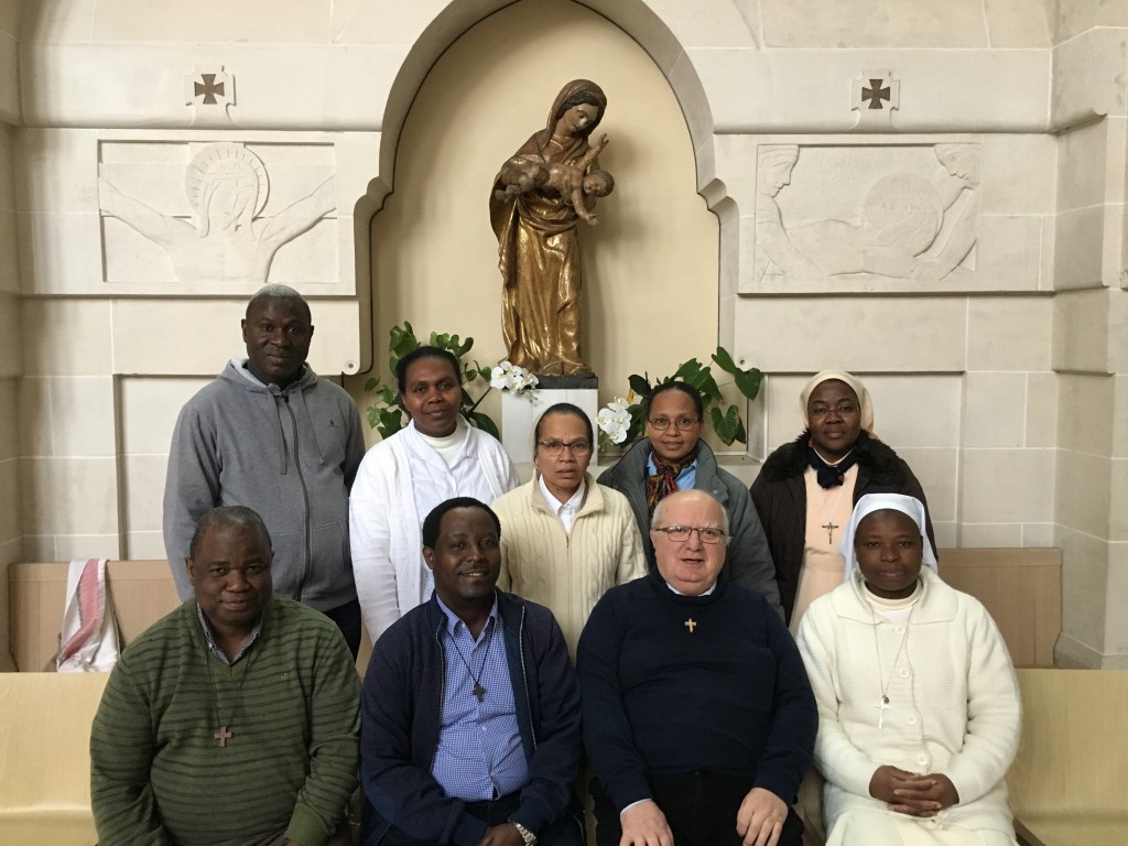 Session Échanges 2018. Le P. Michel Fournier entouré des participants à la session dans la chapelle de la CEF.