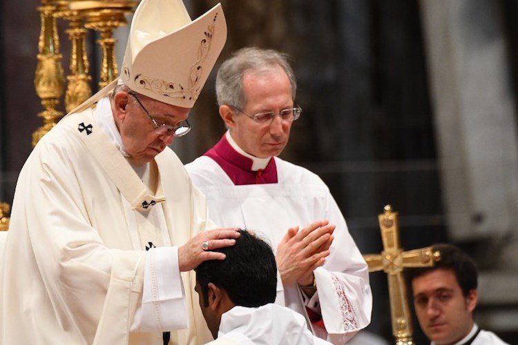Importer des prêtres étrangers ? Le Pape bénissant un prêtre nouvellement ordonné au Vatican le 22 avril 2018