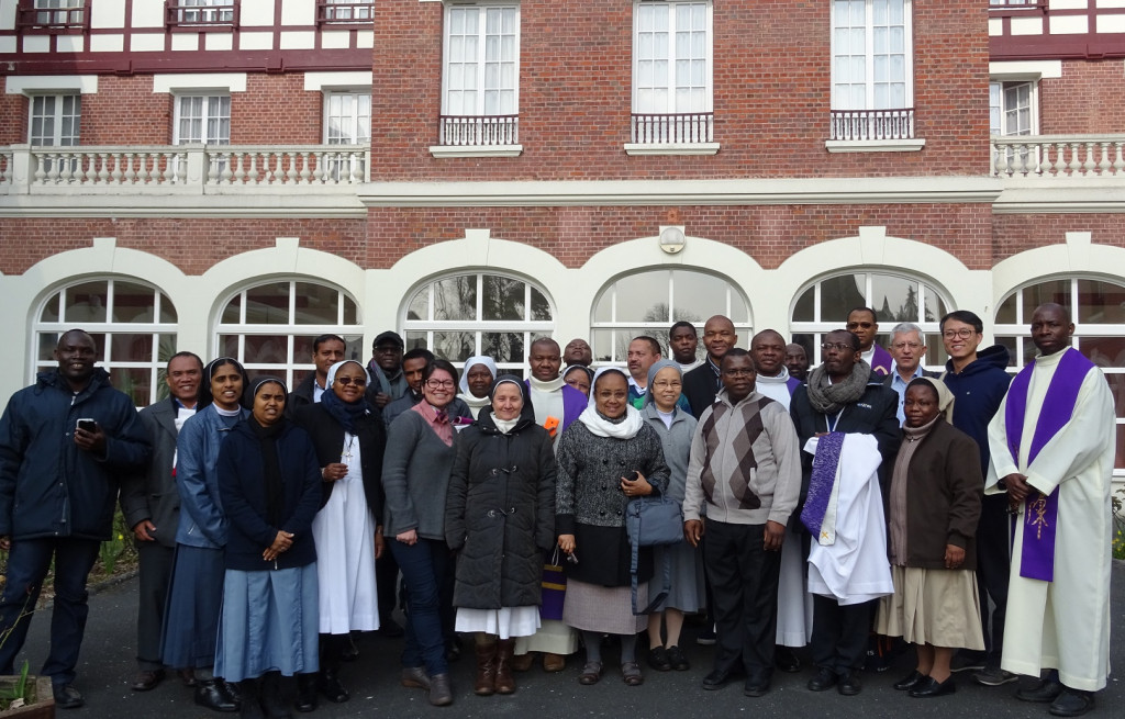 Accueil et accompagnement des prêtres et religieuses venus en mission en France. Les participants à la session Échange, à Lisieux, en 2016.