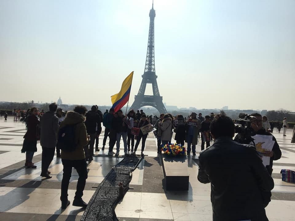 France – Colombie : Marcher pour la paix. Place du Trocadéro, Paris. Début de la marche