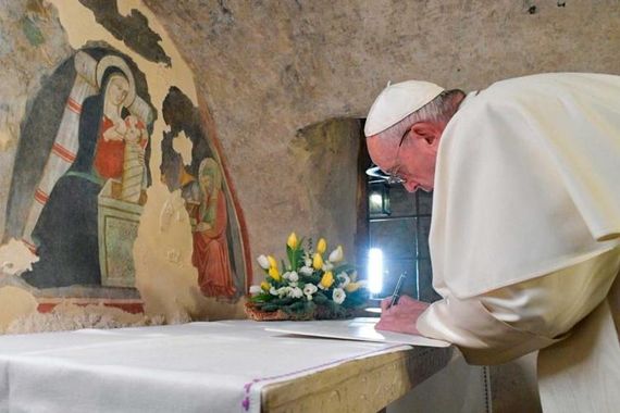 Le pape signant la nouvelle encyclique "Fratteli Tutti", le 3 octobre à Assis.